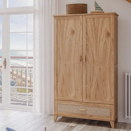 Armoire en bois massif